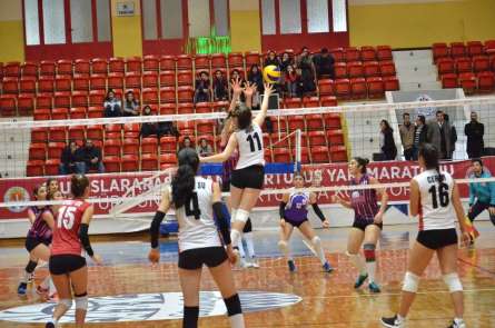 Adana'da Okullararası Genç Kızlar Voleybol Müsabakaları tamamlandı