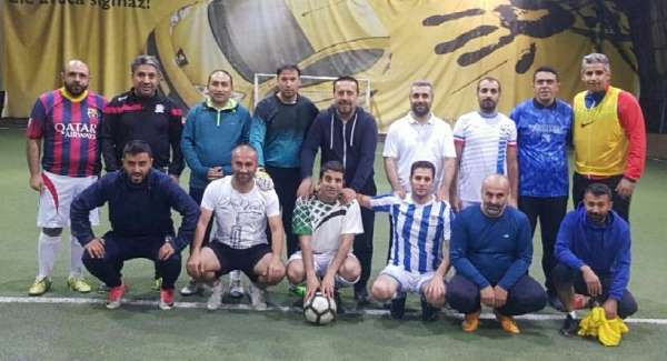 Edremit Belediyesi yöneticileri ve gazeteciler arasında dostluk maçı 