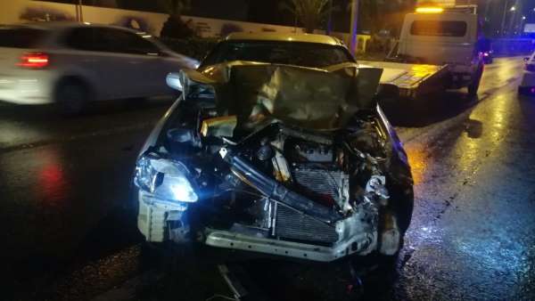 İzmir'de zincirleme trafik kazası... 6 aracın karıştığı kazada 9 kişi yaralandı 
