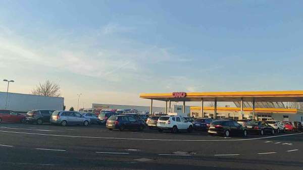 Almanlar ucuz akaryakıt için Çekya'ya geliyor