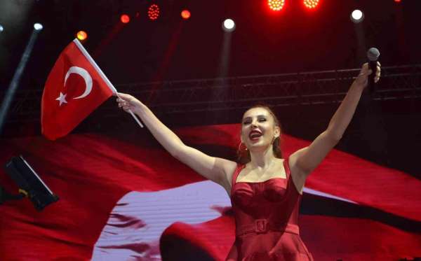 Osmaniye'de Funda Arar ile Turgay Başyayla 29 Ekim Cumhuriyet Bayramı kutlamaları kapsamında konser verdi