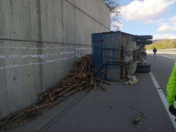 Sinop'ta otomobil ile odun yüklü traktör çarpıştı: 5 yaralı - Sinop haber
