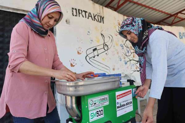 Büyükşehir'den Kumlucalı kadınlara domates sıkma makinesi