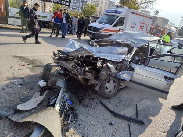 Amasya'da otomobil tır dorsesine çarptı: 1'i ağır 2 yaralı