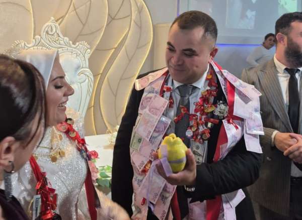 Damada şaka yapıp takı yerine 'ayva' hediye ettiler