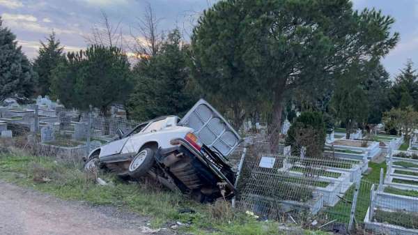 Mezarlığa uçtu, firar etti: Tekrar kaza mahalline gelen sürücü alkollü çıktı