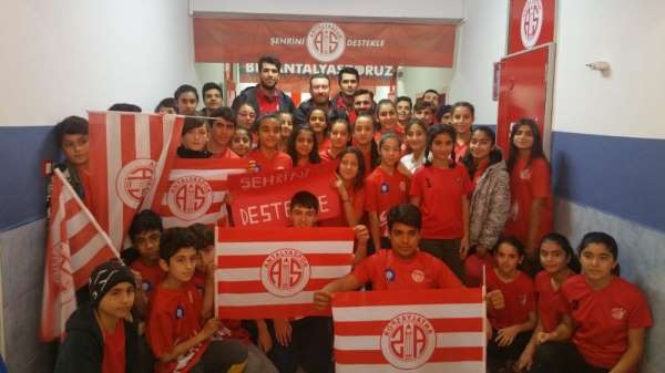 Antalyaspor hentbol takımı Baraj Ortaokulu'nda 