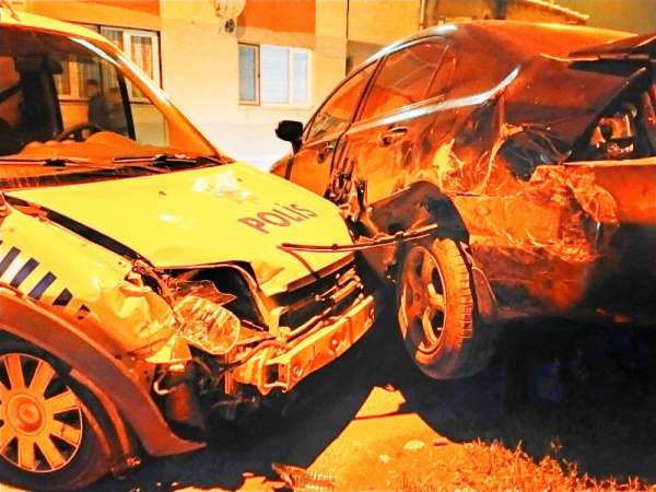 Şüpheli aracı kovalayan polis ekibi kaza yaptı