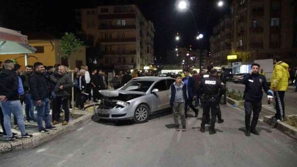 Antalya'da trafikte yaşanan kovalamaca ve kaza anbean kamerada