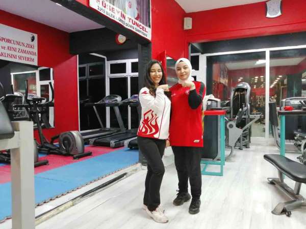 Esma Nur ve Beyzanur bilekleriyle dünyayı devirip yurda madalyayla döndüler