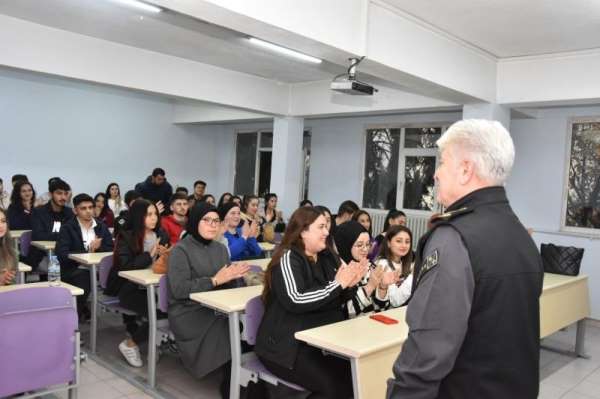 Emniyet Müdürü Güzelyazıcı'dan üniversite öğrencilerine ders