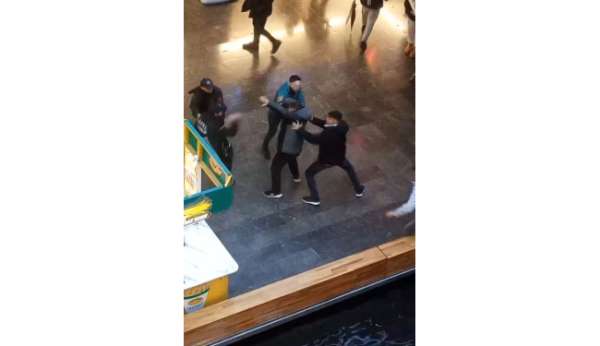 Alışveriş merkezinde güvenlik görevlileri ile gençler arasında tekme tokat kavga kamerada
