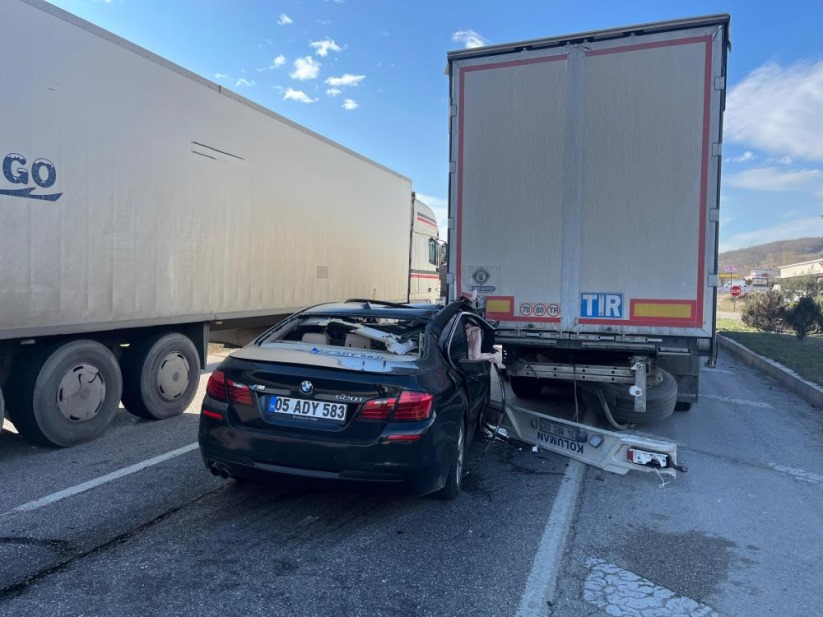Samsun'da lüks otomobil tırın altına girdi: 1 yaralı