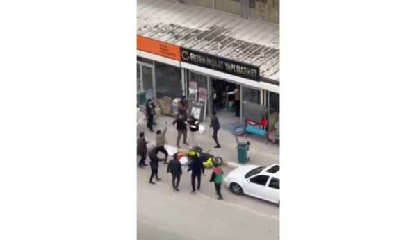 Şanlıurfa'da kazma kürek ve silahla iş yerine saldırı kamerada: 2 yaralı