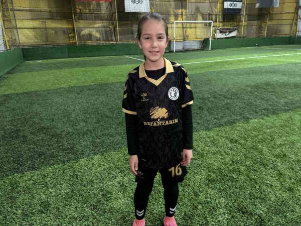 9 yaşındaki Defne'nin golleri beğeni topladı