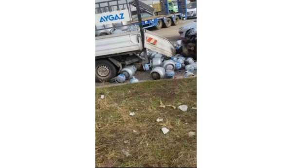 Diyarbakır'da tüplerin yola savrulduğu kaza ucuz atlatıldı