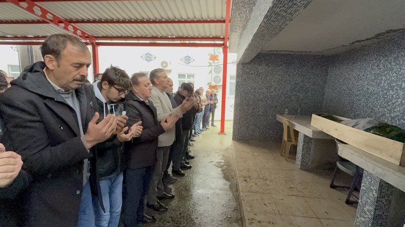 YEM MAKİNESİ KAZASINDA ÖLEN KÜÇÜK MİRAÇ TOPRAĞA VERİLDİ