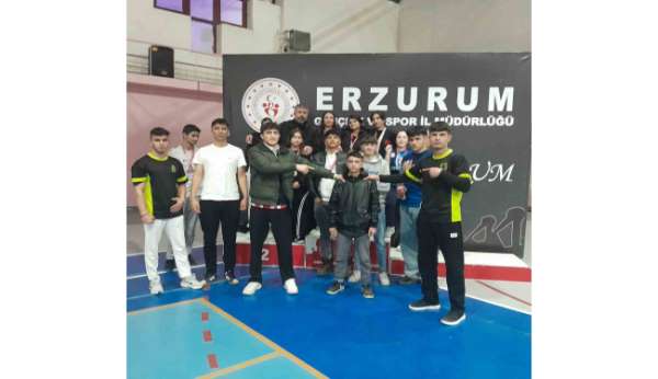 Oltulu liseliler bilek güreşinde rakiplerine geçit vermedi