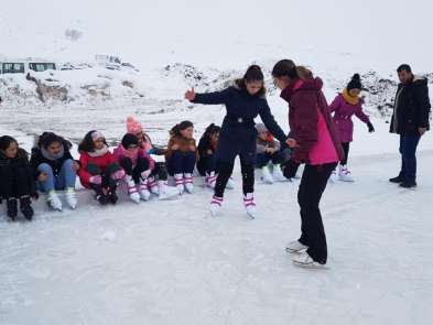 Çaldıranlı çocuklar buz pateni öğreniyor 