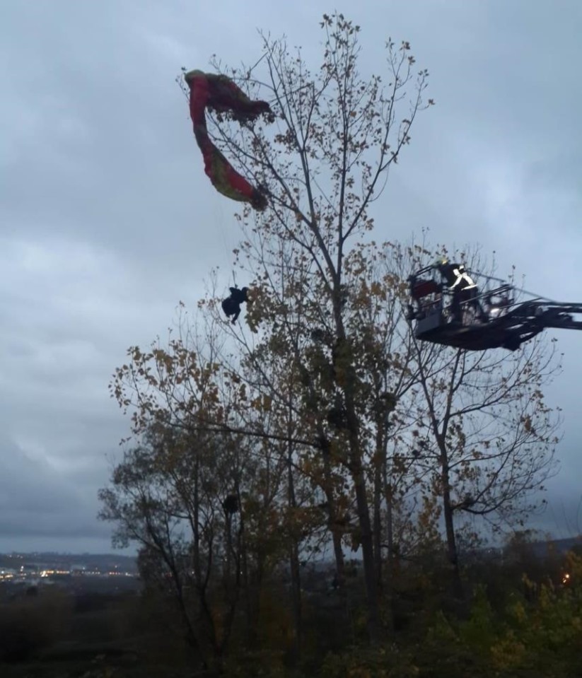 Ağaçta asılı kalan paraşütçüyü itfaiye kurtardı