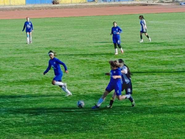 Ağrı ASPGSK Kadın Futbol Takımı, Erzincan Gençler Gücü'nü 2-0 mağlup ederek liderliğini sürdürdü