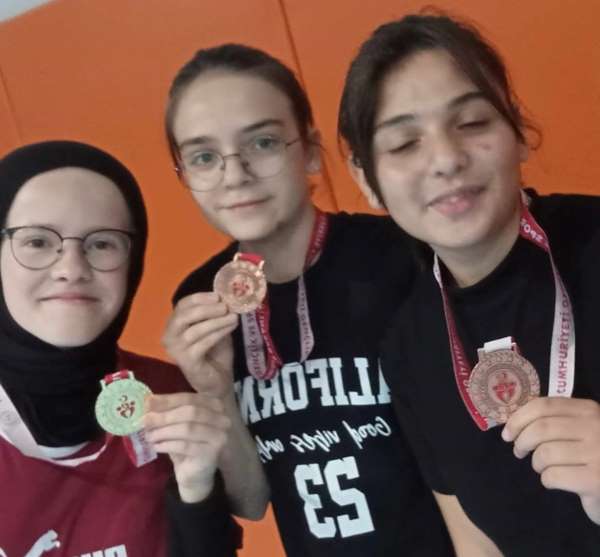 Kütahya Akşemsettin Kız Anadolu İmam Hatip Lisesi'nin masa tenisi başarısı