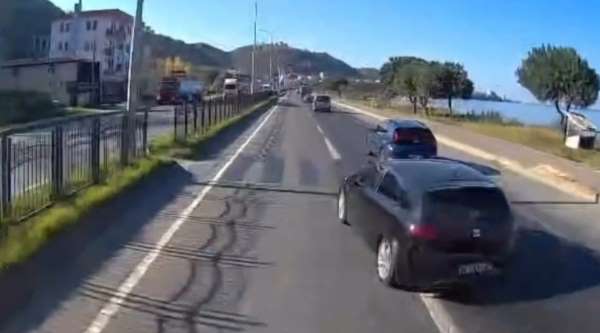 Trabzon'da kazaya davetiye çıkartan yollar ve sürücüler araç kameralarına yansıdı