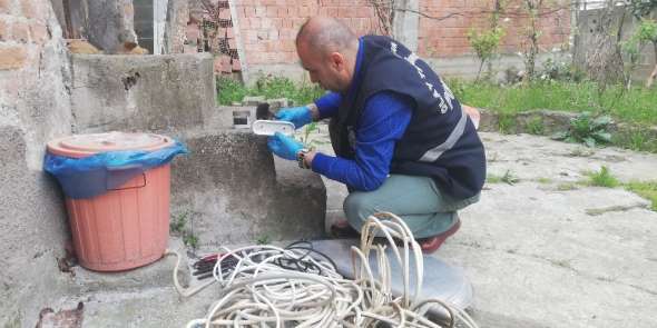 Evin elektrik tesisatını söküp, çeşme musluklarını çaldılar 