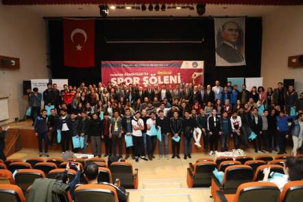 Yurdum Öğrencileri Spor Şöleni'nde ödül zamanı