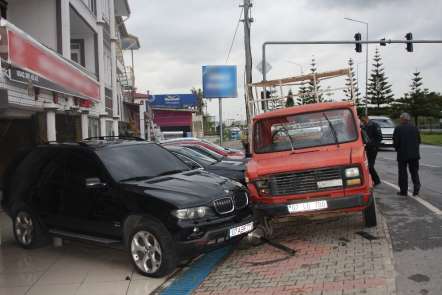 Zincirleme kazada olan oto galerideki lüks araçlara oldu 