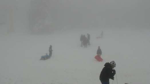 Uludağ'a Nisan karı...Arap turistler kızak kaydı 