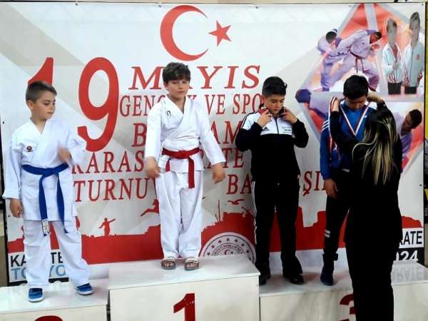 Foçalı minik sporcu madalyaya doymuyor
