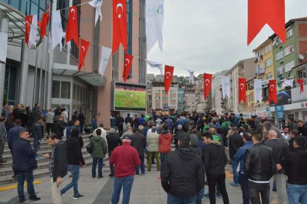Kocaelispor maçının heyecanı İzmit'te yaşandı
