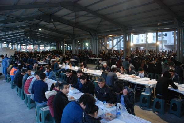 Kapalı pazar yerinde 3 bin kişiye iftar yemeği