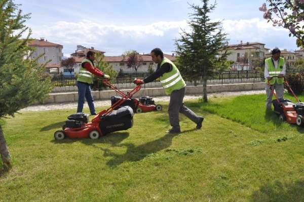 Şuhut Belediyesinde yabani ot ve çim biçme çalışması