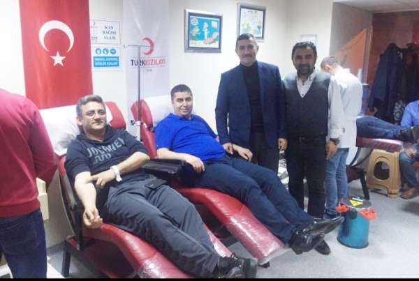 AK Parti teşkilatlarından Kızılay'a kan bağışı 
