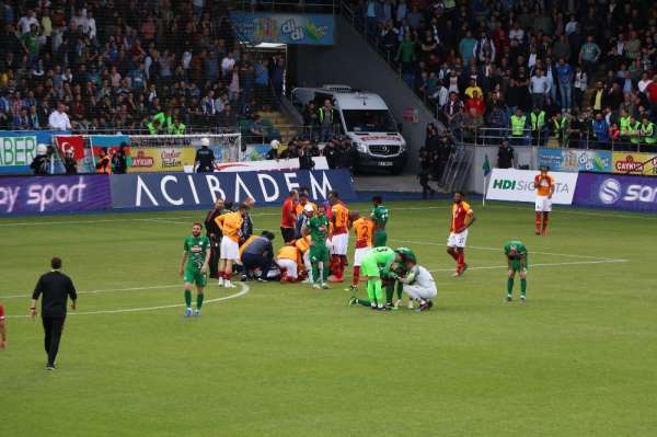 Emre Akbaba'nın bileği kırıldı