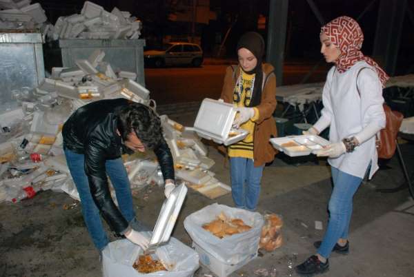 İftar yemeğinden sonra onlar için çalışıyorlar