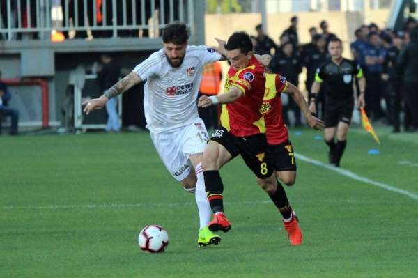 Spor Toto Süper Lig: Göztepe: 1 - Demir Grup Sivasspor: 2 (İlk yarı)