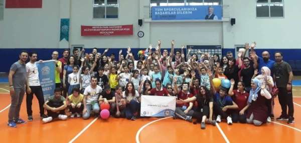 Göçmen çocuklar görme engelli sporcularla buluştu