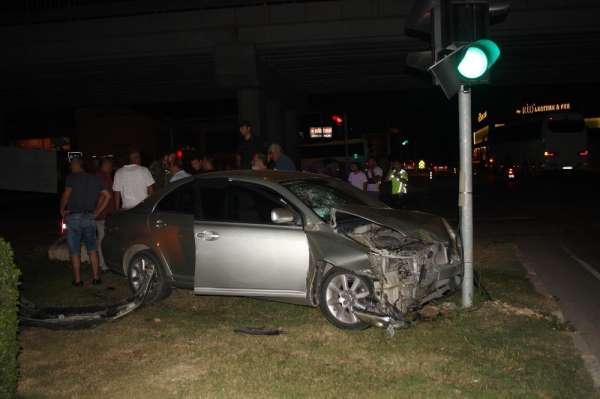 Turistleri taşıyan ticari taksi kaza yaptı: 2 yaralı 