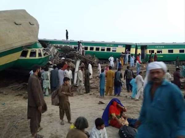 Pakistan'da tren kazası: En az 11 ölü 