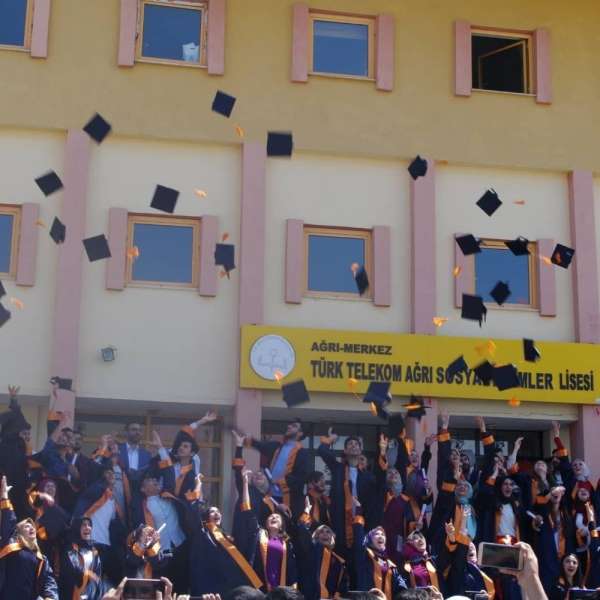 Ağrı'daki başarılı lisede 21 öğrenci Hukuk Fakültesini kazandı 