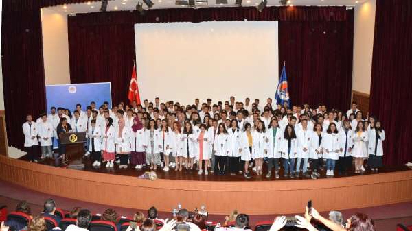 MEÜ Tıp Fakültesini kazanan öğrenciler, törenle beyaz önlüklerini giydi 