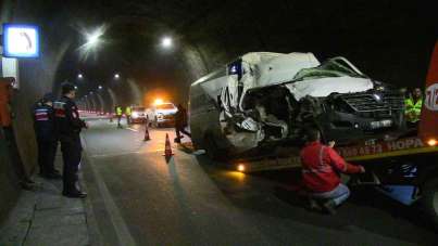 Artvin'de tüneldeki kazada hurdaya dönen araçtan sağ kurtuldu
