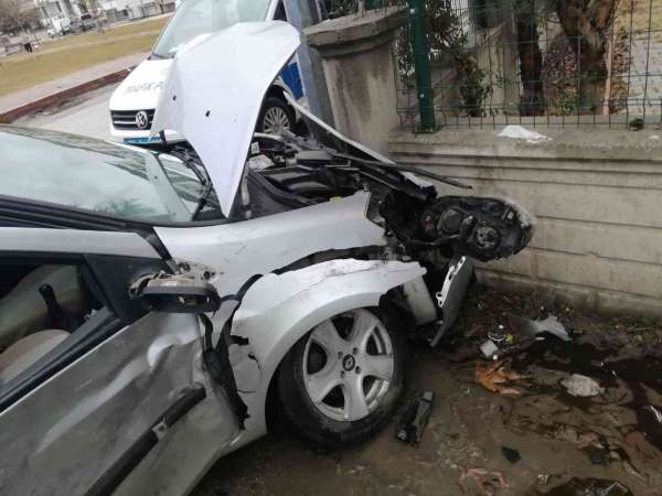 Elazığ'da kaza yapan otomobil duvara çarparak durabildi: 2 yaralı - Elazığ haber