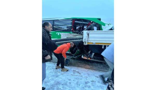 Karlı yolda kayan yolcu otobüsü tıra çarptı: 7 yaralı