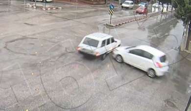 Burdur'da dikkatsiz sürücülerin kaza anı KGYS görüntülerine yansıdı