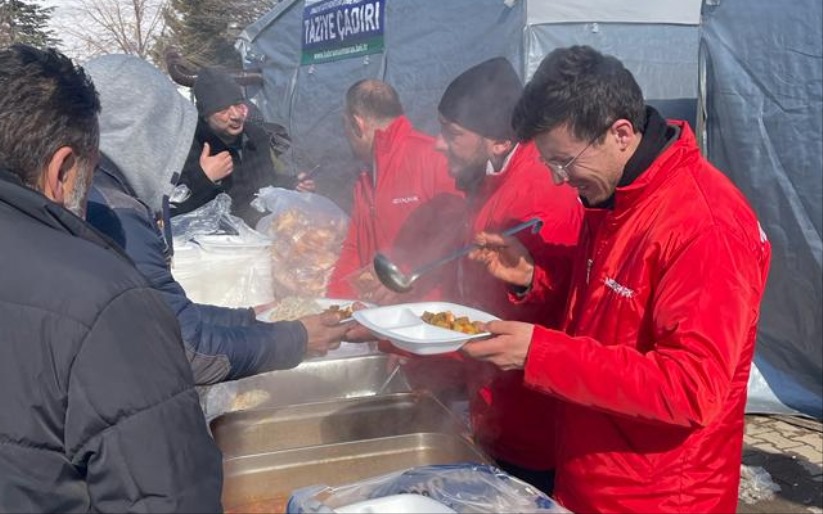 Samsunlular deprem bölgesinde sıcak yemek dağıtıyor