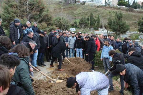 Depremde hayatını kaybeden lise öğrencisi Sinop'ta toprağa verildi